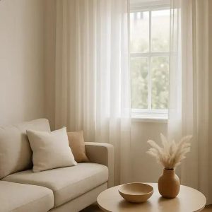 Cortinas leves que ampliam visualmente salas com janelas pequenas